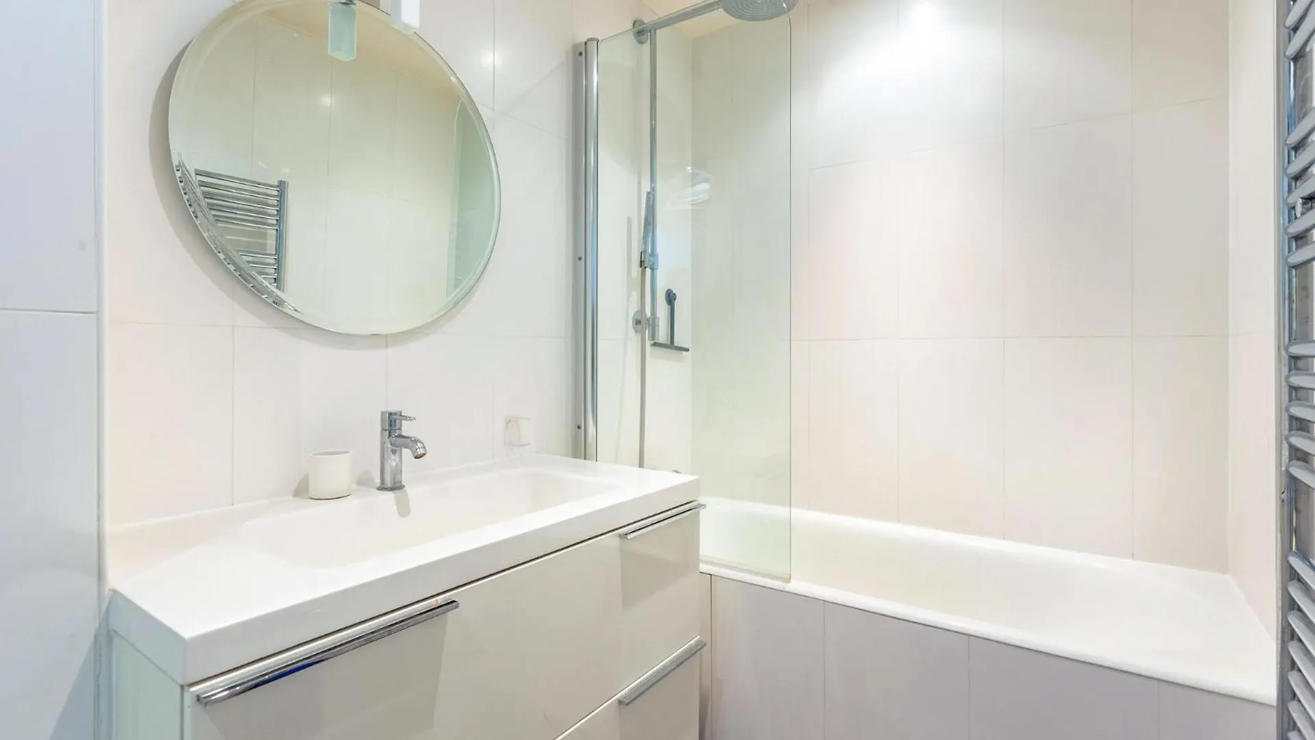 Awesome Apartment In Paris With Wifi